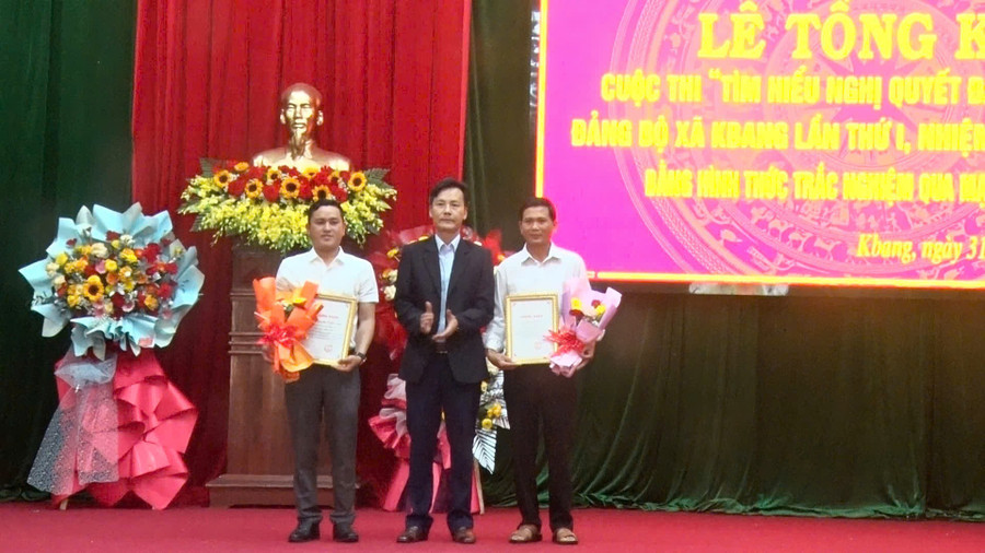 Ban Tổ chức trao giải nhất cho 2 cá nhân. Ảnh: Hồng Hạnh trao-2-giai-nhat-cho-2-ca-nhan-tai-2-ky-thi.jpg