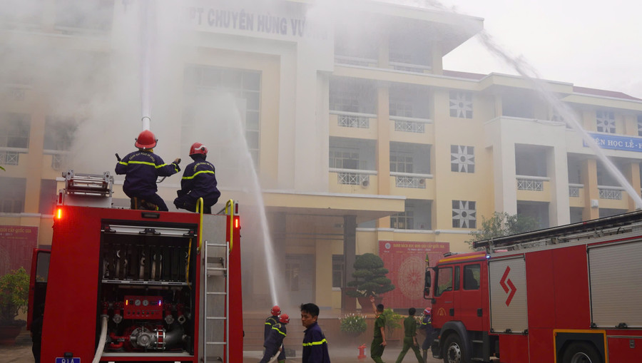 Phòng Cảnh sát PCCC-CNCH diễn tập chữa cháy tại khu học lý thuyết 5 tầng. Ảnh: Quang Trương z7171751789845-16d418df9995d3c56e483cab851ca3a7.jpg