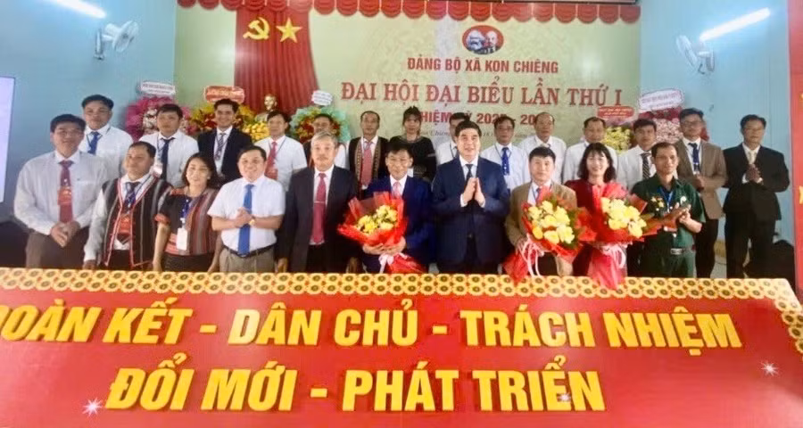 Ban Chấp hành Đảng bộ xã Kon Chiêng nhiệm kỳ 2025-2030 ra mắt tại Đại hội. Ảnh: Xuân Định