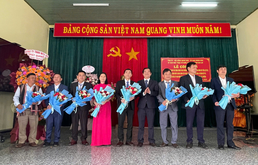 Phó Tổng Biên tập Báo Gia Lai Đoàn Minh Dưỡng (thứ 6 từ trái sang) tặng hoa chúc mừng Ban Thường vụ Đảng ủy xã Ia Khươl, tỉnh Gia Lai, nhiệm kỳ 2025-2030. Ảnh: Minh Nguyễn 12.jpg