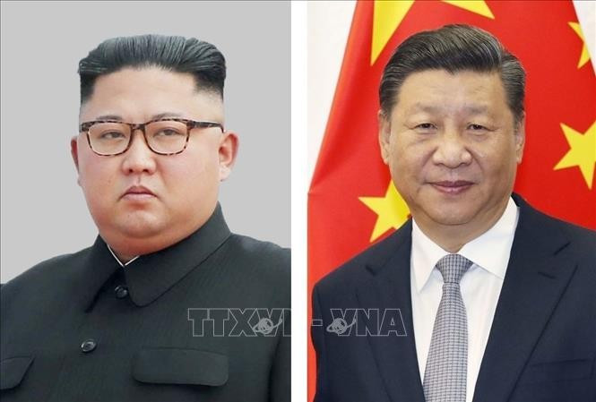 Chủ tịch Trung Quốc Tập Cận Bình (phải) và nhà lãnh đạo Triều Tiên Kim Jong Un. Ảnh: Kyodo/TTXVN trieu-trung.jpg