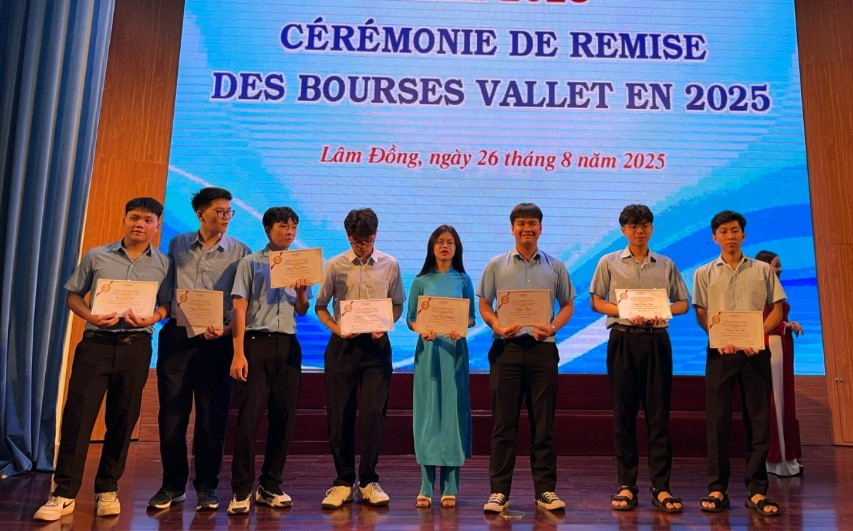 8 học sinh Trường THPT chuyên Hùng Vương được nhận học bổng Vallet. Ảnh: Quang Trương picture1-346.jpg