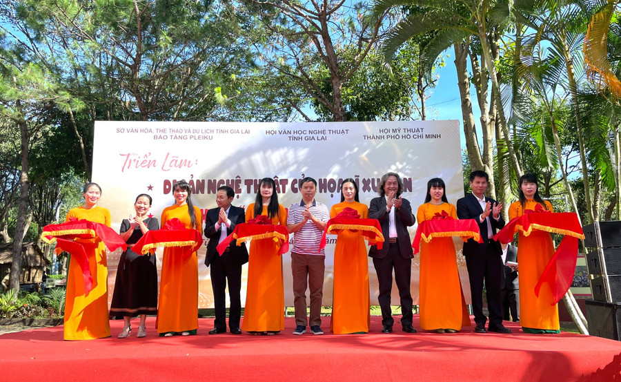 Delegatene klippet snoren for å åpne utstillingen. Foto: Lam Nguyen 1adfed59bd9b31c5688a.jpg