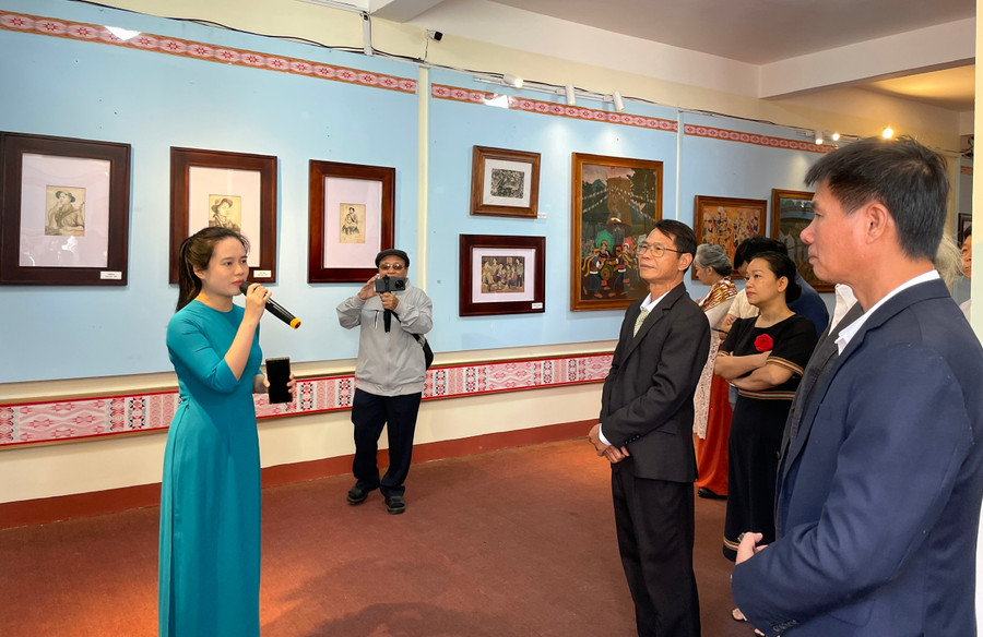 Delegater besøker utstillingen. Foto: Lam Nguyen 8b3417136ad1e68fbfc0.jpg