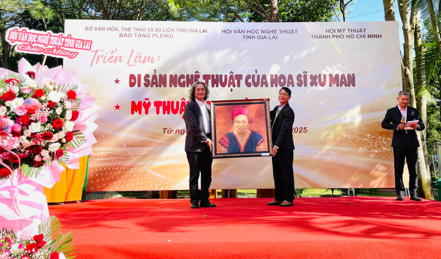 Le Thanh Tuan, direktør for Pleiku-museet, mottok portrettet av maleren Xu Man, laget av maleren Nguyen Thanh Son, gitt av lederne av Ho Chi Minh-byens kunstforening. Foto: Lam Nguyen 4bed00db5f19d3478a08.jpg