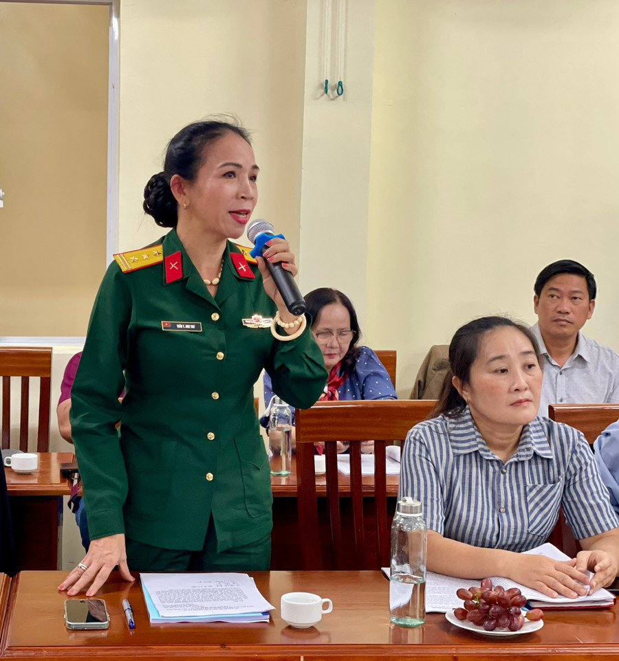Tenente Coronel, MSc. Tran Thi Anh Thu - Diretor do Museu da Região Militar 5 falou no workshop. Foto de : Phuong Duyen 0af6dbc54d09c1579818.jpg