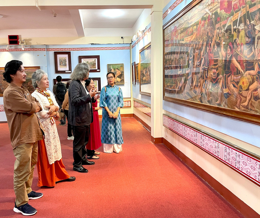 Det er 50 originalverk av kunstneren Xu Man utstilt på utstillingen. Foto: Lam Nguyen 8fe1e7c5bc0730596916.jpg