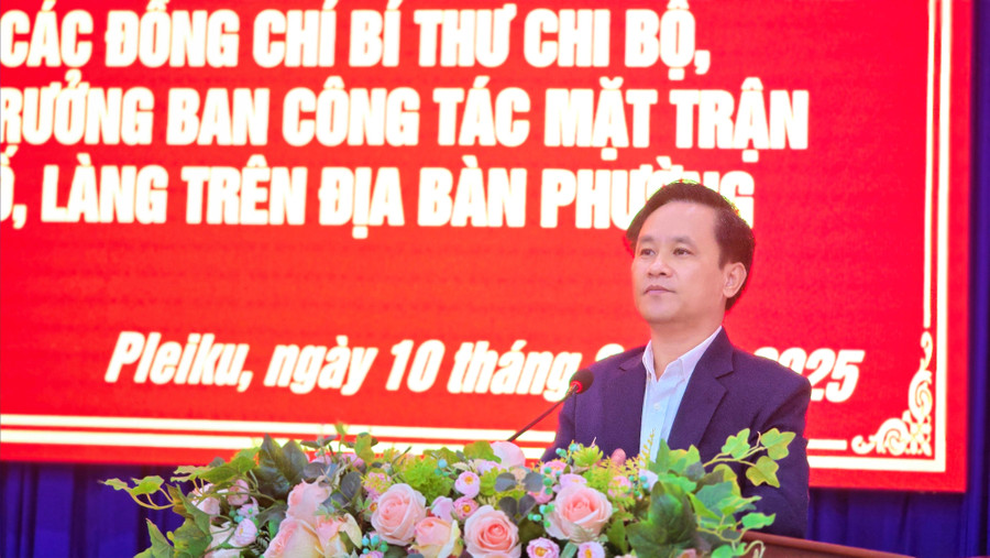 Đồng chí Nguyễn Xuân Phước-Tỉnh ủy viên, Bí thư Đảng ủy, Chủ tịch HĐND phường Pleiku phát biểu tại hội nghị. Ảnh: Bá Bính bi-thu-dang-uy-phuong-pleiku-nguyen-xuan-phuoc.jpg