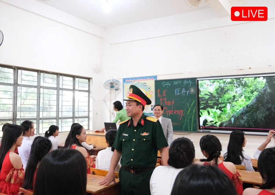 Đồng chí Nguyễn Thế Vinh-Ủy viên Ban Thường vụ Tỉnh ủy, Chỉ huy trưởng Bộ Chỉ huy Quân sự tỉnh thăm một lớp học và động viên các em học sinh trước thềm năm học mới. Ảnh: Hoàng Ngọc z6978244053423-1ca5c7b54c1829b214e9858a7aa309a3-6910.jpg