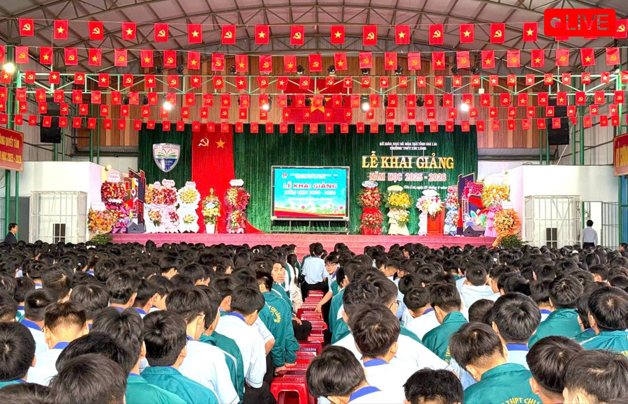 Học sinh Trường THPT Chi Lăng (phường Hội Phú) đã ổn định vị trí, chuẩn bị làm lễ. Ảnh: H'Tuyết z6978113993476-1d7ef62ceead2184ac4c42a011324336-9555.jpg