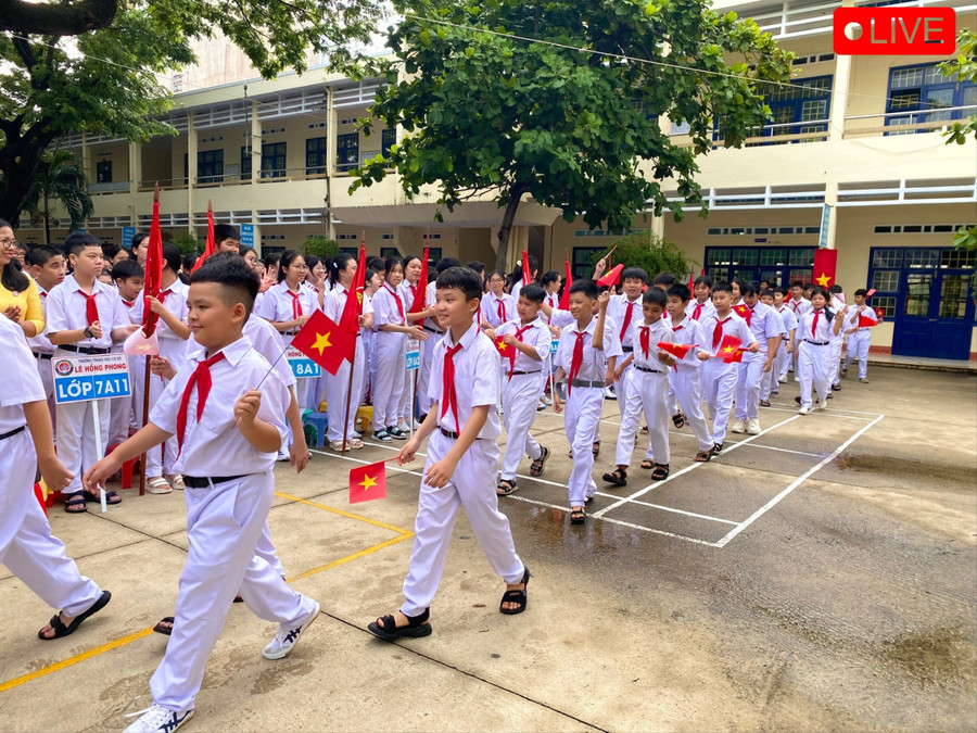 Lễ đón học sinh đầu cấp tại Trường THCS Lê Hồng Phong (phường Quy Nhơn). Ảnh: Đại Chơn z6978139442839-710ecc5f753b32aceb5727015177672c-9365.jpg