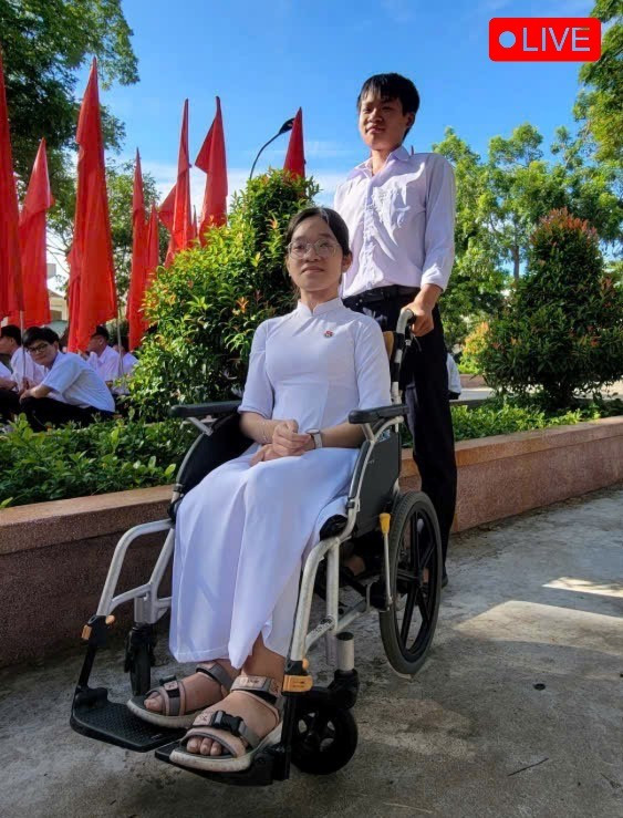Em Nguyễn Lê Khánh Vy nhận được sự hỗ trợ từ bạn bè tại lễ khai giảng. Ảnh: Trường Đăng 33db8bd4cce747b91ef6-7896.jpg