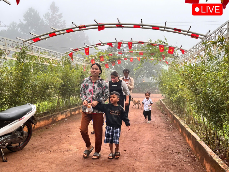 Phụ huynh đưa con đến trường dự khai giảng tại Trường Mầm non Ia Pết (xã Ia Băng). Ảnh: Hoàng Hoài z6978093020460-ace79b8437f62980ca8b978afa21fa66-9751.jpg