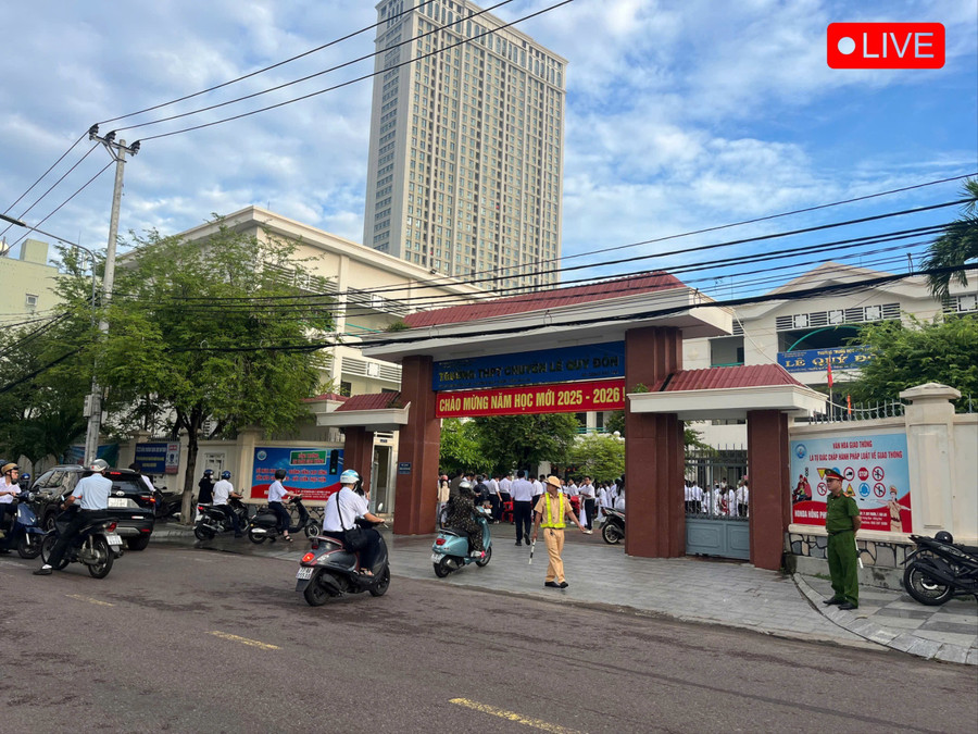 Lực lượng Cảnh sát Giao thông có mặt từ sớm tại khu vực các cổng trường để điều tiết giao thông. Ảnh: Hòa Giang z6978092101437-309c5a324772188146feb3910b076267-2734.jpg