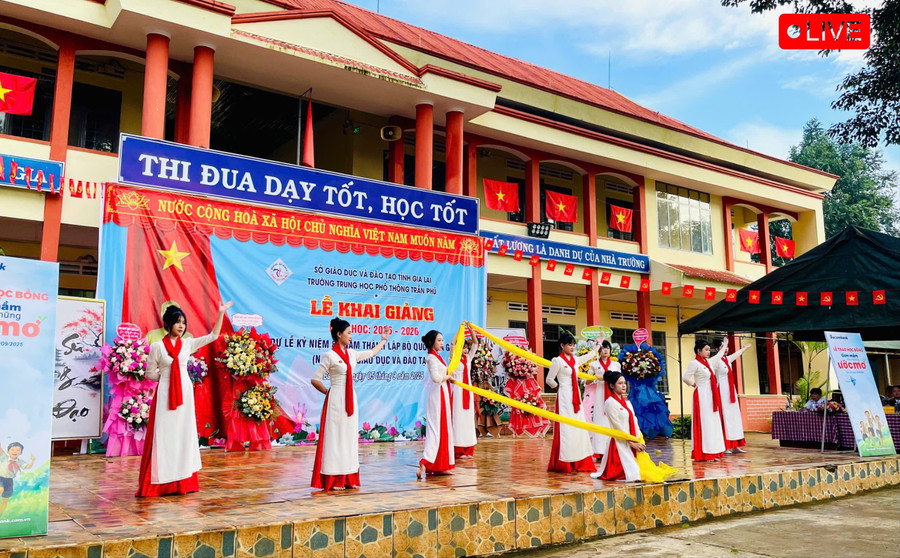 Các tiết mục văn nghệ chào mừng năm học mới của học sinh Trường THPT Trần Phú (xã Bàu Cạn). Ảnh: Phương Dung z6978150801029-66fbe6145b172d4327d4226a0fa75e2b.jpg