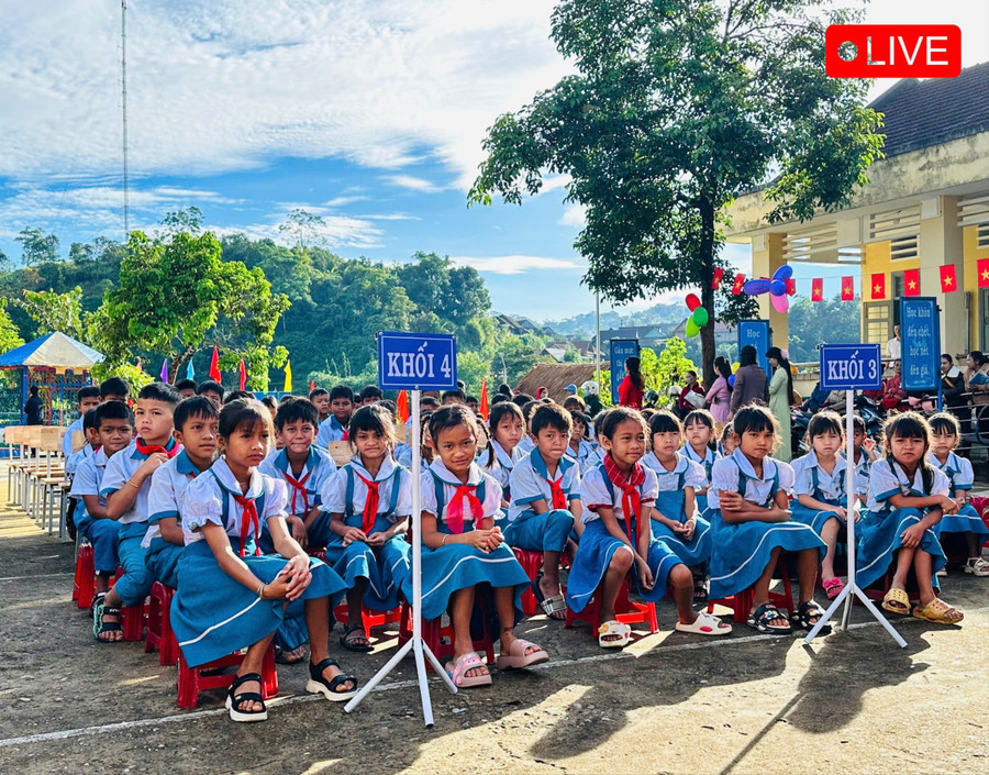 Các em học sinh Trường Tiểu học An Toàn (xã An Toàn) tươi vui trong lễ khai giảng. Ảnh: Chương Hiếu z6978150221718-113fe49310a9a1a7ed0854811a9d3408-5523.jpg