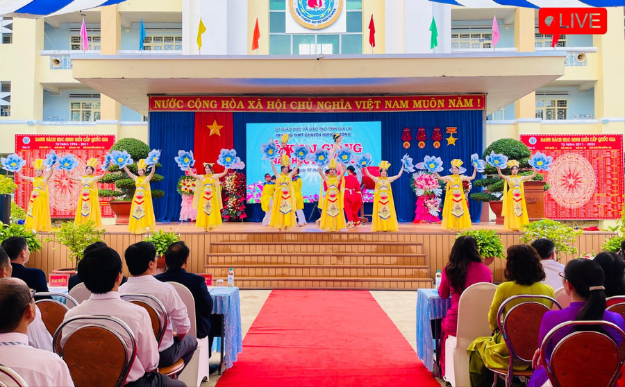 Tiết mục văn nghệ mở màn cho buổi lễ khai giảng tại Trường THPT chuyên Hùng Vương (phường Diên Hồng). Ảnh: Trần Dung z6978133477392-8502c23d26083061e5a925cf0330eb33-7173.jpg
