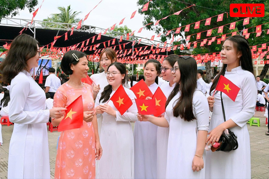 Từ sáng sớm, khuôn viên nhà trường đã rộn ràng cờ hoa cùng gương mặt rạng rỡ, hân hoan của học sinh, phụ huynh. Ảnh: Đức Thụy gen-h-giao-vien.jpg