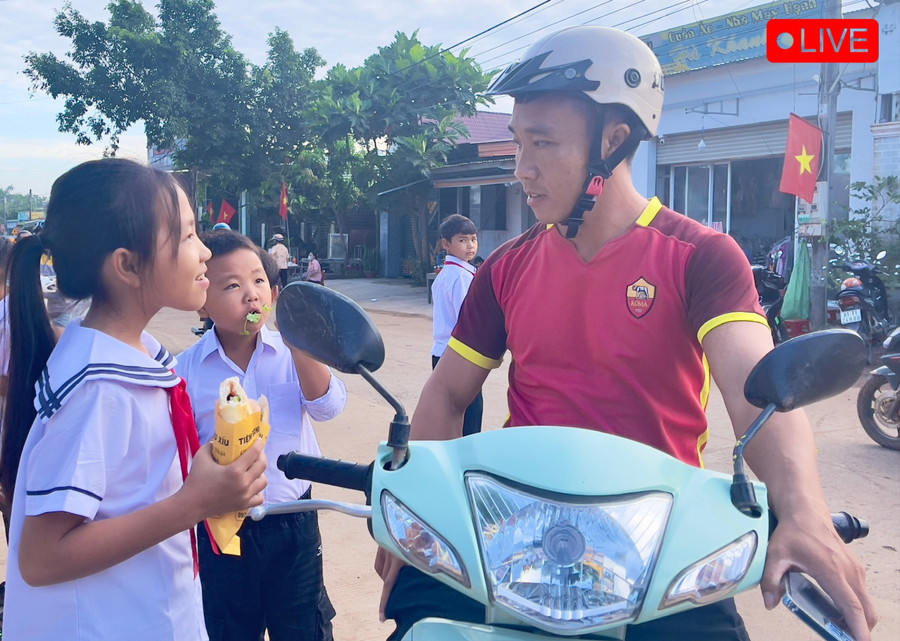 Ở vùng biên xã Ia Lâu, các em học sinh cũng dậy thật sớm, ăn sáng và được cha mẹ đưa đến trường dự lễ khai giảng. Ảnh: Minh Triều z6978098091843-71284b53d6a04027215b92e046f0ab30-3813.jpg