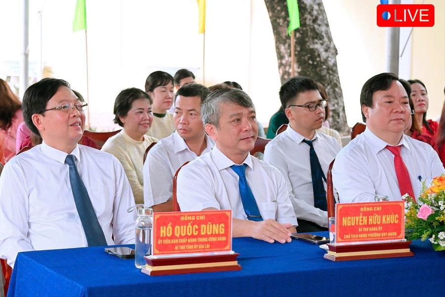 Đồng chí Hồ Quốc Dũng-Ủy viên BCH Trung ương Đảng, Bí thư Tỉnh ủy (bìa trái) dự lễ khai giảng cùng thầy và trò nhà trường. Ảnh: Đức Thụy gen-h-hqd.jpg