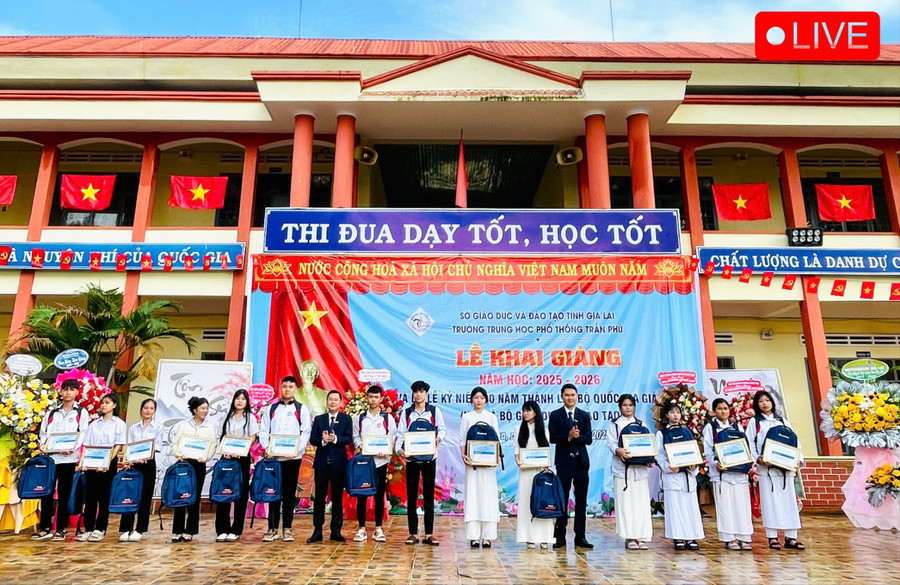 Dịp này, Sacombank chi nhánh Gia Lai trao tặng 15 suất học bổng (1,5 triệu đồng/suất) kèm theo ba lô cho các em học sinh vượt khó học giỏi của nhà trường. Ảnh: Phương Dung z6978199400141-02adf112aa4e2920bc8a94da4baf2db6.jpg