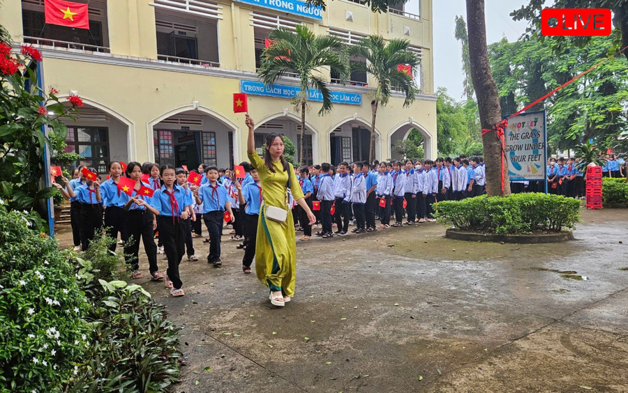 Trường THCS Chu Văn An (xã Chư Sê) chào đón các em học sinh khối 6. Ảnh: Ngọc Duy z6978118907632-3688a04389dd86b6d2f123e092955809-180.jpg