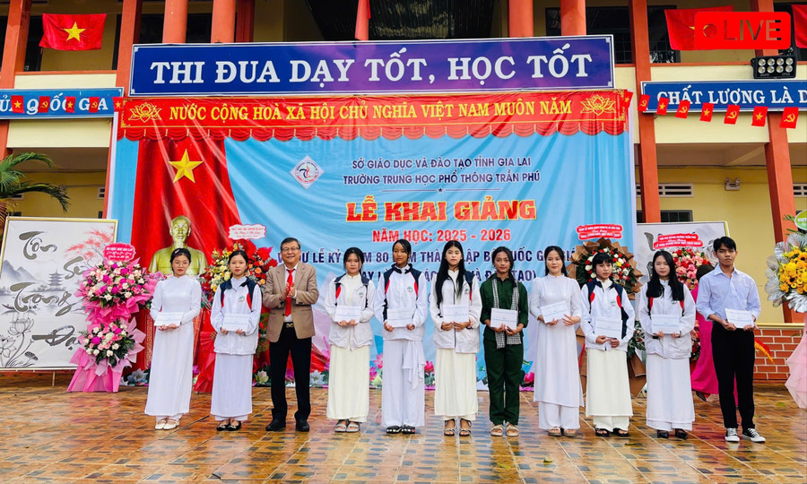 10 học sinh của trường được nhận học bổng Nay Der năm học 2025-2026. Ảnh: Phương Dung z6978196815172-ff8088f45424cfbd6447132ef603eb00.jpg