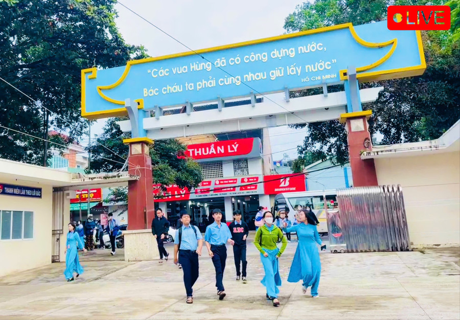 Học sinh Trường THPT chuyên Hùng Vương (phường Diên Hồng) rộn ràng tiến về sân trường để chuẩn bị lễ khai giảng. Ảnh: Trần Dung z6978107691002-488148f74932b9bdea3f73fd0fc53bd3-7459.jpg
