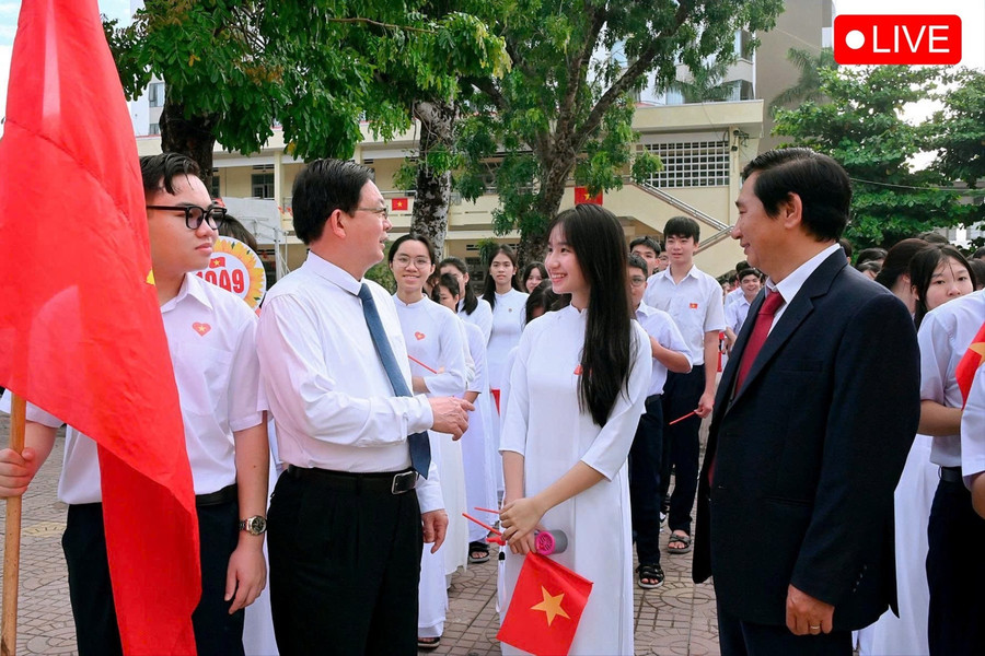 Bí thư Tỉnh ủy Hồ Quốc Dũng trò chuyện, động viên các em học sinh nhân dịp năm học mới. Ảnh: Đức Thụy gen-h-kg3.jpg