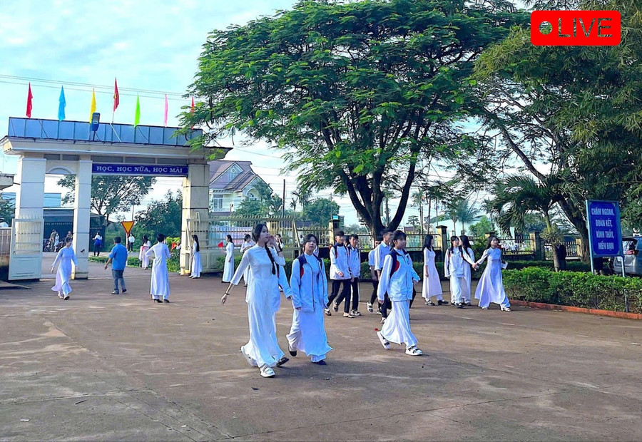 Học sinh Trường THPT Trần Phú (xã Bàu Cạn) nô nức đến trường trong ngày khai giảng năm học mới. Ảnh: Phương Dung z6978100887516-7db2ec806ea296d537eb851cf86a5575-2088.jpg