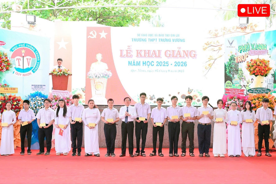 Ủy viên Ban Chấp hành Trung ương Đảng, Bí thư Tỉnh ủy Hồ Quốc Dũng (thứ 8 từ trái sang) trao học bổng của Tỉnh ủy cho các em. Ảnh: Đức Thụy gen-h-kg-tinh-uy.jpg
