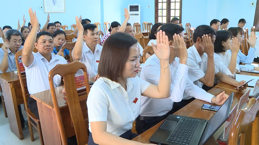 cac-dai-bieu-hdnd-thi-xa-ayun-pa-bieu-quyet-thong-qua-nghi-quyet-tai-ky-hop.jpg