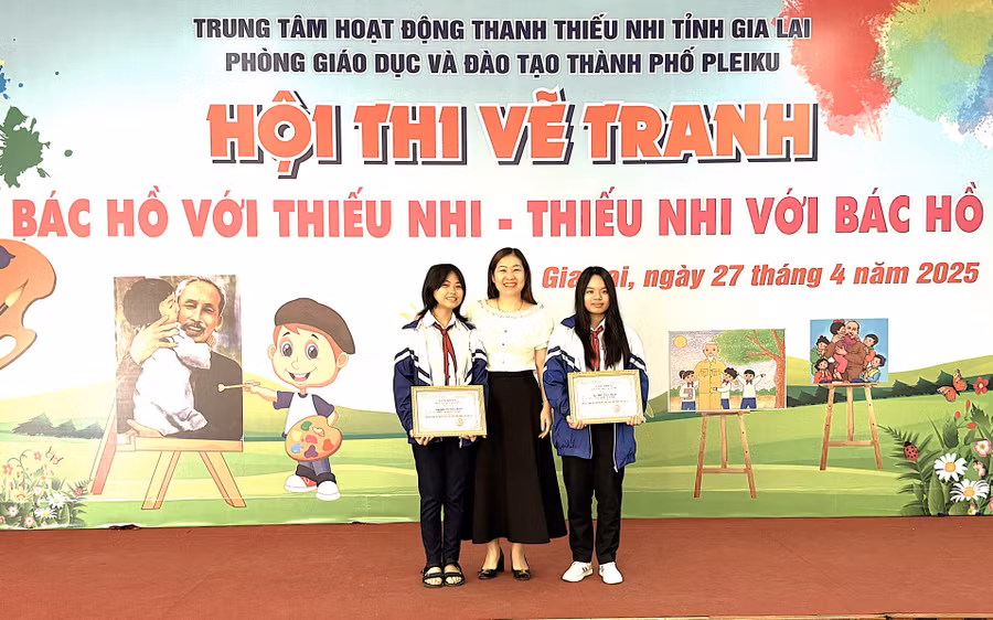 ban-to-chuc-trao-02-giai-a-cho-thi-sinh-khoi-trung-hoc-co-so.jpg