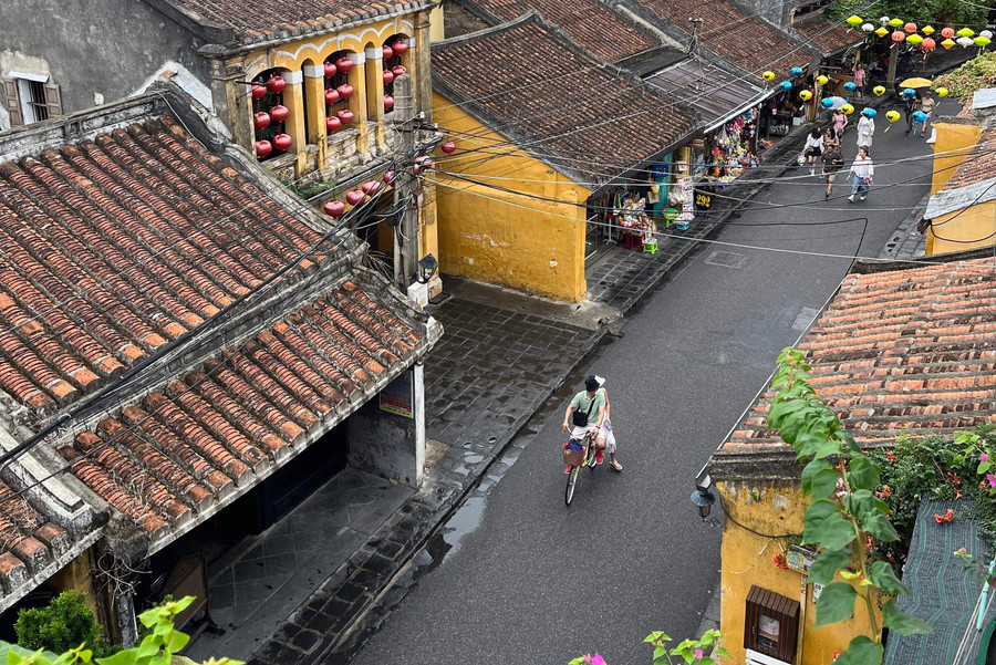 Đạp xe trên những con đường ở phố cổ Hội An là một trải nghiệm mà du khách không nên bỏ qua khi đến nơi này. Ảnh: P.V img-8070-7631.jpg