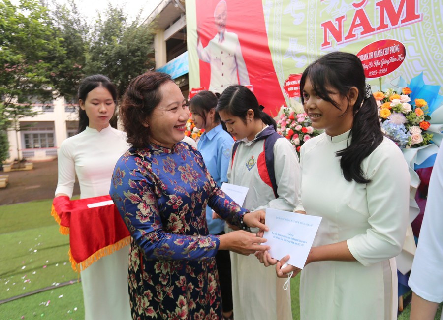 Bà Ayun H'Bút-Phó Chủ tịch HĐND tỉnh trao học bổng Nay Der cho các em học sinh nghèo vượt khó. Ảnh: Văn Ngọc ba-ayun-hbut-tinh-uy-vien-pho-chu-tich-hdnd-tinh-trao-hoc-bong-nay-der-cho-cac-em-hoc-sinh-ngheo-vuot-kho-anh-van-ngoc-6871.jpg