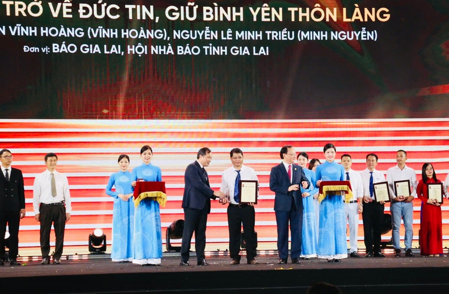 Nhà báo Minh Triều (giữa) đại diện nhóm tác giả Báo Gia Lai nhận giải C tại lễ trao giải. Ảnh: Vĩnh Hoàng 6b409eec45f3f2adabe2-2.jpg
