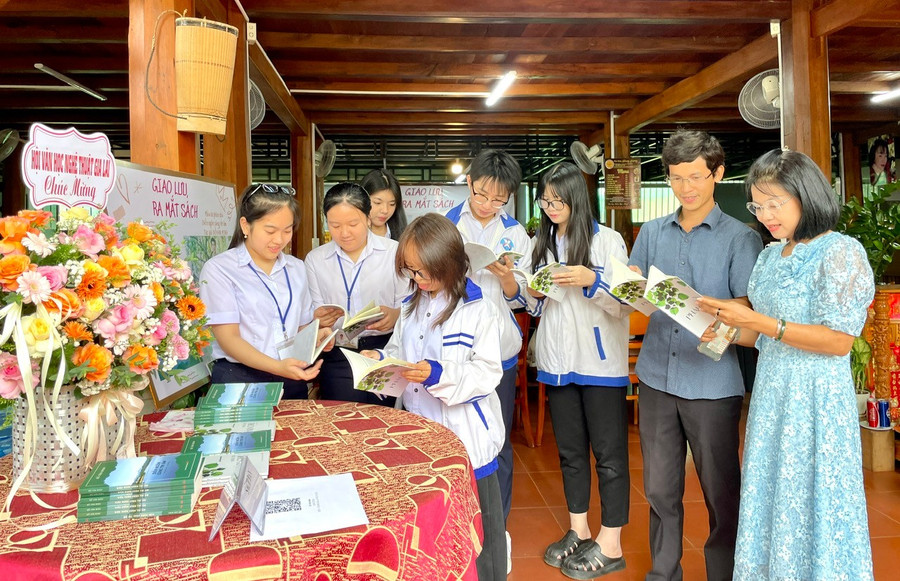 Không khí ấm áp tại buổi ra mắt sách. Ảnh: Lam Nguyên 41388f78c17876262f69.jpg
