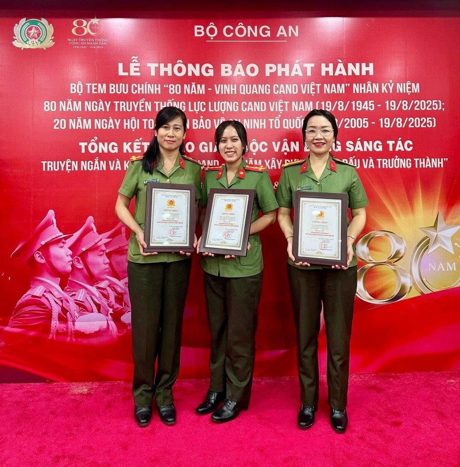 Trung tá Trần Thị Thúy Trinh (bìa phải) và Đại úy Nguyễn Thị Thanh Thúy (bìa trái) cùng đồng nghiệp tại lễ trao giải. Ảnh: NVCC b37236217e10f64eaf01.jpg
