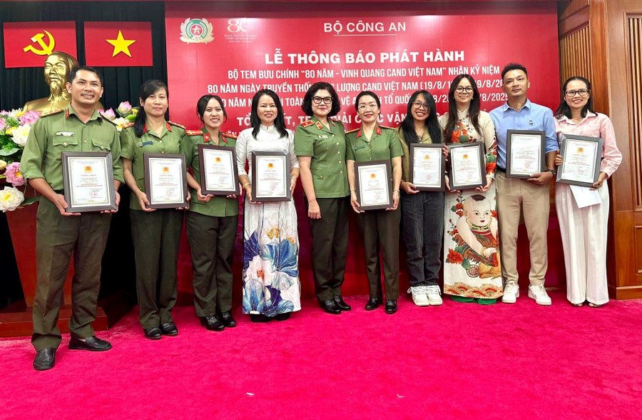 Thiếu tướng Ngô Hoài Thu, Phó Cục trưởng Cục Công tác chính trị-Bộ Công an (giữa) cùng các tác giả Gia Lai. Ảnh: NVCC 5598dd0694371c694526.jpg