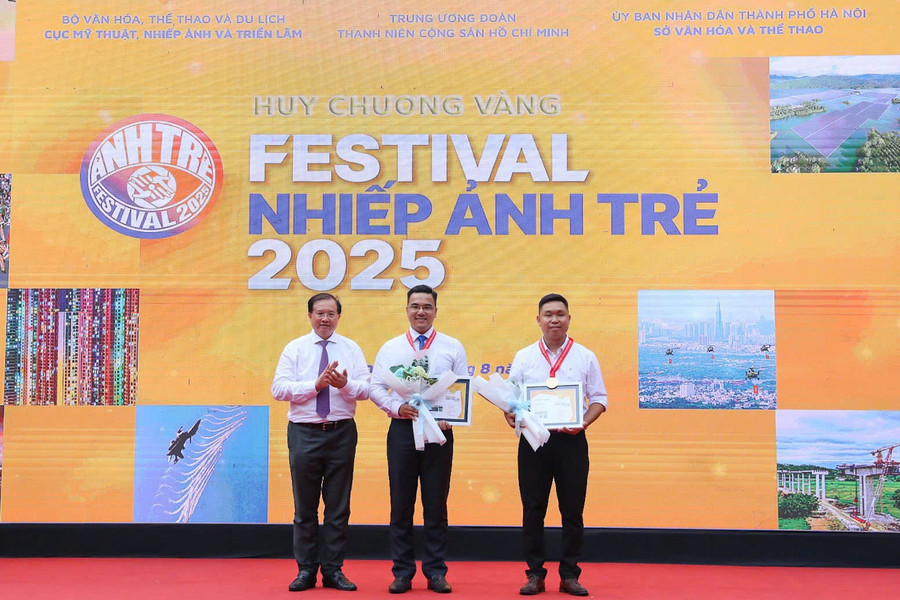 Tác giả Phan Minh Thọ (bìa phải) tại lễ trao giải. Ảnh: NVCC 3a6b2f976147e919b056.jpg