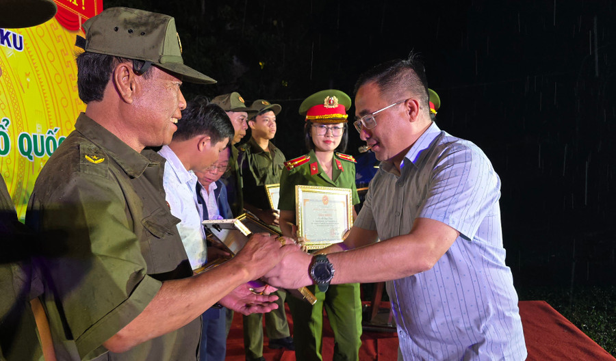 Ông Đặng Toàn Thắng-Phó Bí thư Đảng ủy, Chủ tịch UBND phường Pleiku trao giấy khen cho các tập thể và cá nhân. Ảnh: Bá Bính anh-4.jpg