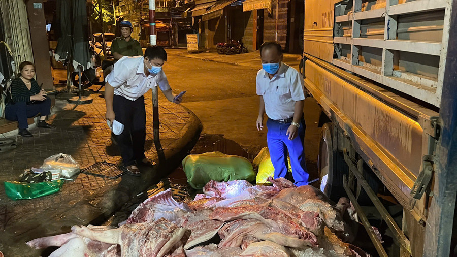 Lực lượng chức năng kiểm tra số lượng thịt heo không đảm bảo vệ sinh thú y. Ảnh: ĐVCC img-7701.jpg
