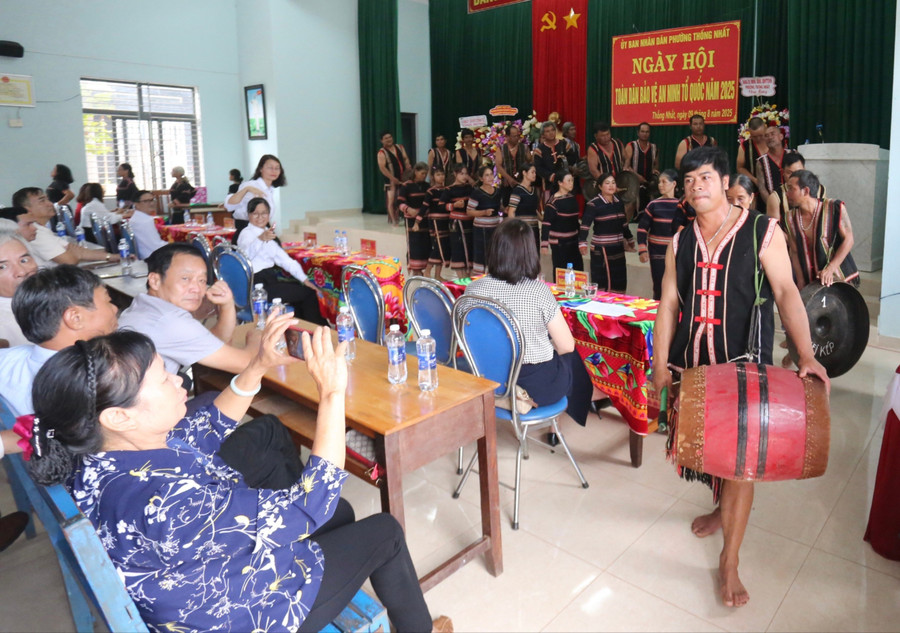 Các nghệ nhân làng Kép tham gia Ngày hội với màn trình diễn cồng chiêng. Ảnh: Văn Ngọc cac-nghe-nhan-lang-kep-tham-gia-ngay-hoi-voi-man-trinh-dien-cong-chieng-anh-van-ngoc.jpg