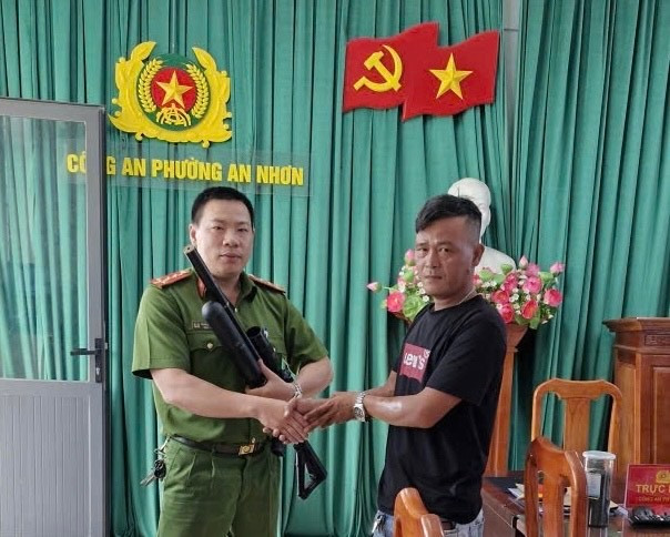 Anh Nguyễn Đình Hùng giao nộp súng. Ảnh: ĐVCC img-7697.jpg