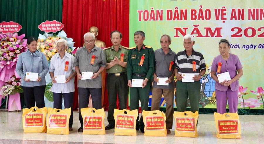 Công an tỉnh tặng quà cho 7 cá nhân có thành tích xuất sắc trong phong trào Toàn dân bảo vệ ANTQ năm 2025. Ảnh: Nông Hòa qua-cong-an-tinh-5015.jpg