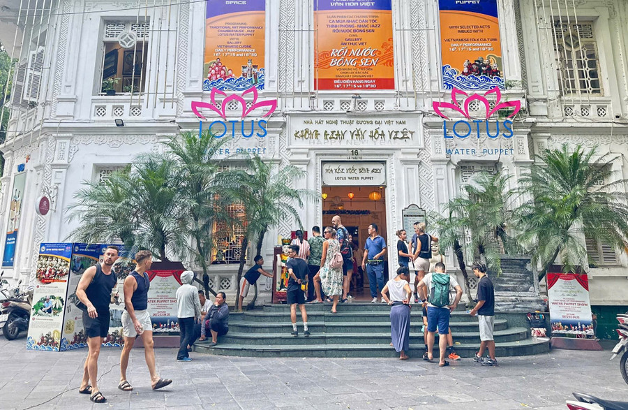 Khách nước ngoài đến tham quan tại Hà Nội. Ảnh minh họa: P.V z6866656463975-9c5b46034091d95e23da1b3c0b9fb8b7.jpg