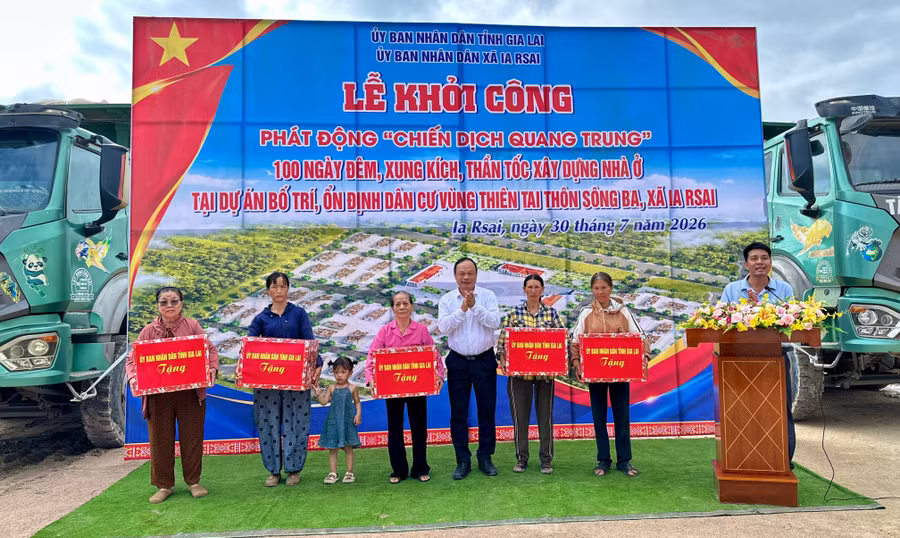 pho-chu-tich-ubnd-tinh-duong-mah-tiep-tang-qua-cho-cac-ho-ngheo-tren-dia-ban-xa-ia-rsai-anh-ha-duy.jpg