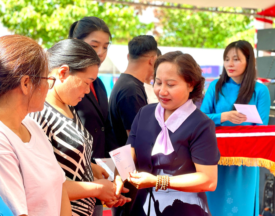 Phó Chủ tịch HĐND tỉnh Ayun H’Bút trao quà hỗ trợ đoàn viên, người lao động bị tai nạn lao động, bệnh nghề nghiệp, bệnh hiểm nghèo. Ảnh: Lam Nguyên 0eab1320eb4a5914005b.jpg