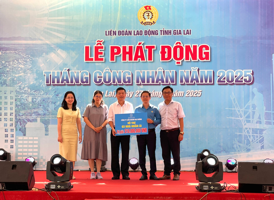Chủ tịch Liên đoàn Lao động tỉnh Gia Lai Nguyễn Hoàng Phong (thứ 2 từ phải sang) tiếp nhận hỗ trợ của Tổng Công ty Địa ốc Sài Gòn-TNHH một thành viên để xây dựng 3 “Nhà nhân ái”. Ảnh: Lam Nguyên dai-dien-tong-cong-ty-dia-oc-sai-gon-tnhh-mot-thanh-vien-trao-ho-tro-xay-3-22nha-nhan-ai22.jpg
