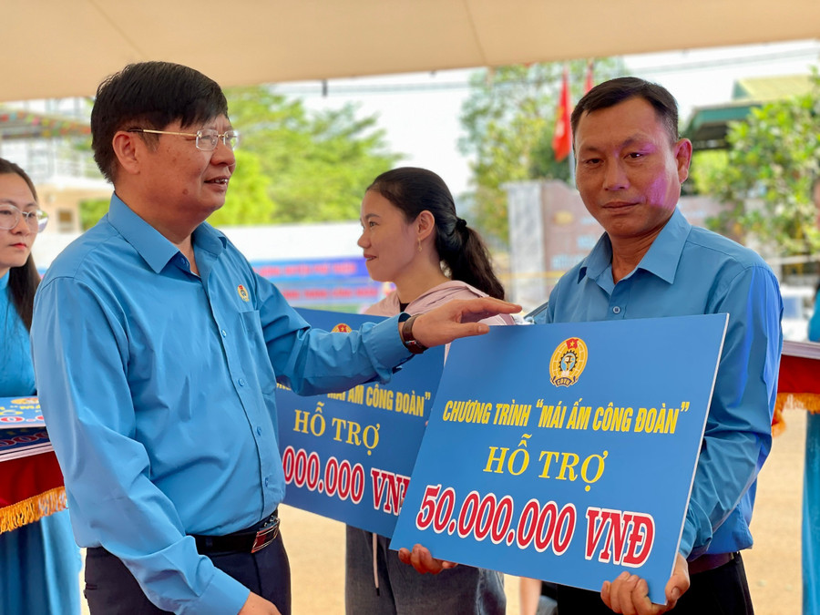Phó Chủ tịch Tổng Liên đoàn Lao động Việt Nam Phan Văn Anh trao hỗ trợ xây nhà "Mái ấm Công đoàn" cho đoàn viên. Ảnh: Lam Nguyên pho-chu-tich-tong-lien-doan-lao-dong-viet-nam-phan-van-anh-trao-ho-tro-xay-nha-22mai-am-cong-doan22.jpg
